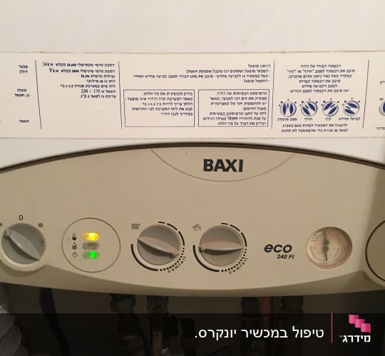 לוח בקרה של דוד גז עם כפתורים ומד לחץ